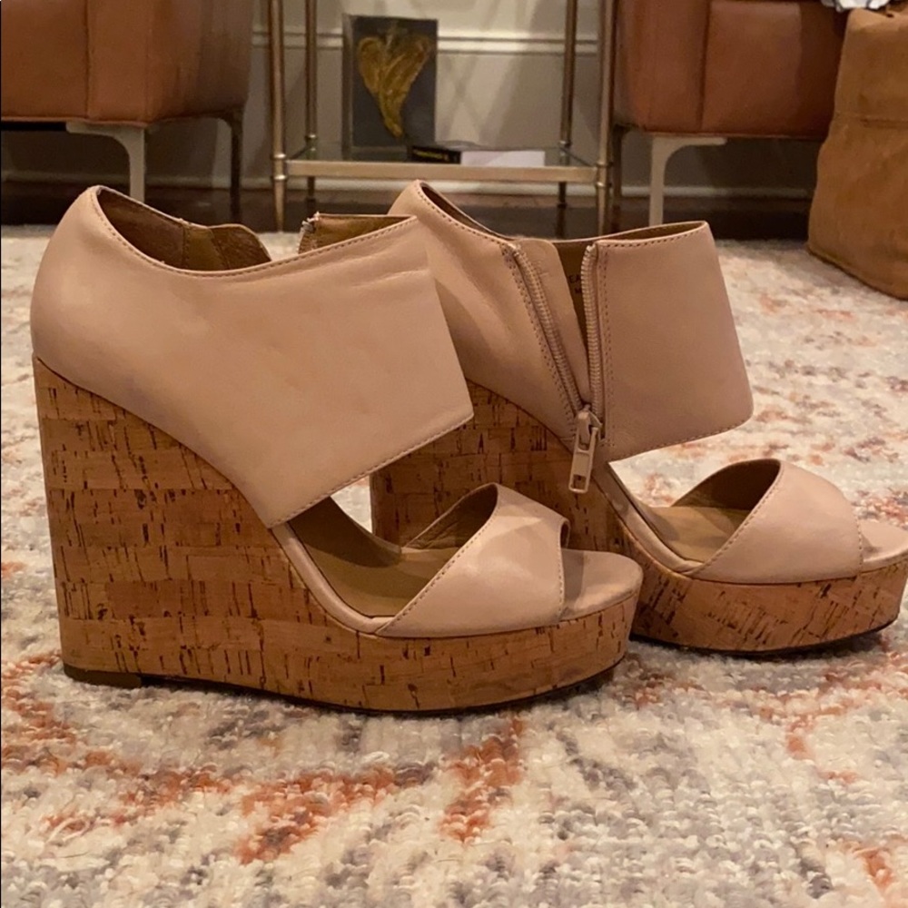 Ava & Aiden nude wedge sandals